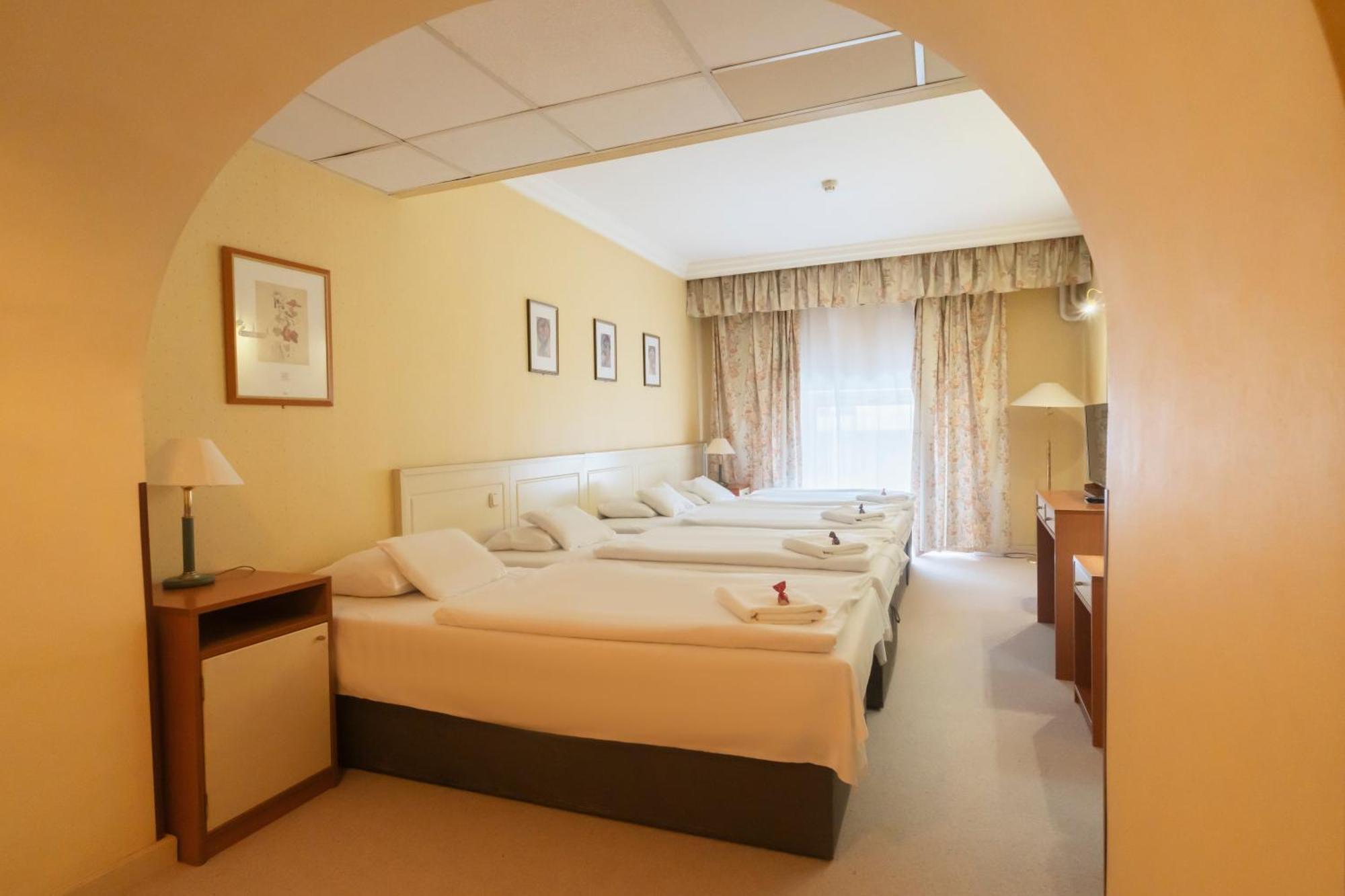Korona Hotel Nyíregyháza Екстериор снимка